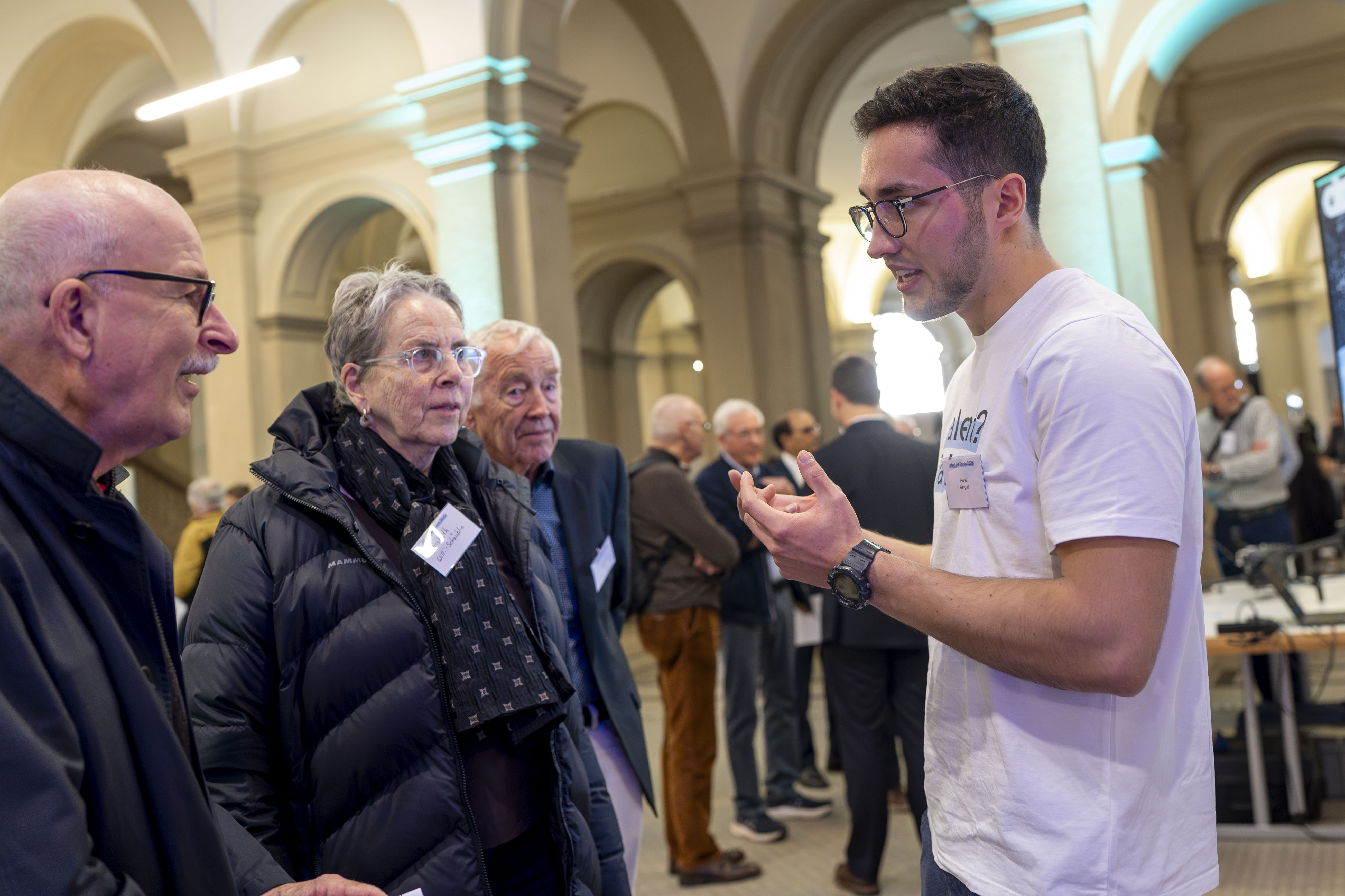 Aurel Berger im Gespräch mit Donatoren der ETH Foundation